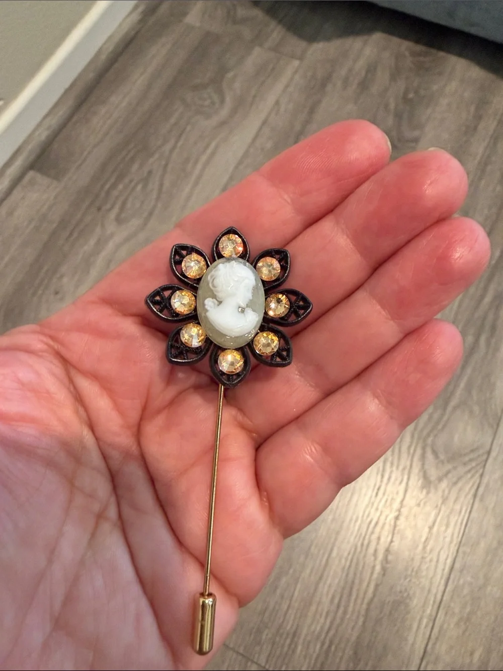 Rare Tarina Tarantino Cameo Stick Pin Brooch - Picture 5 of 5